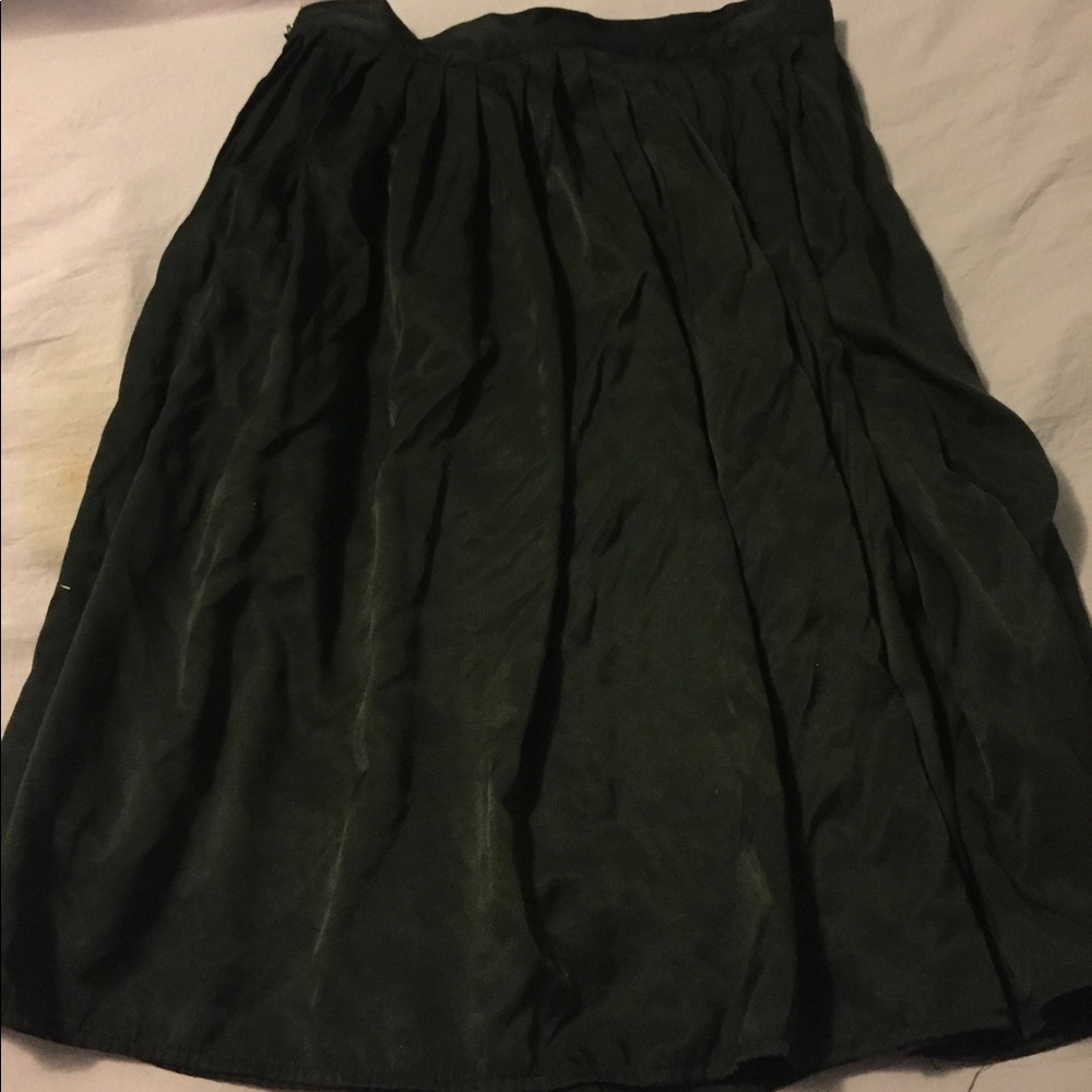 BLACK PLEATED SKIRT